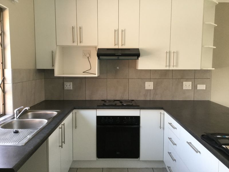 Townhouse Rental Monthly In Gqeberha - Photo 2