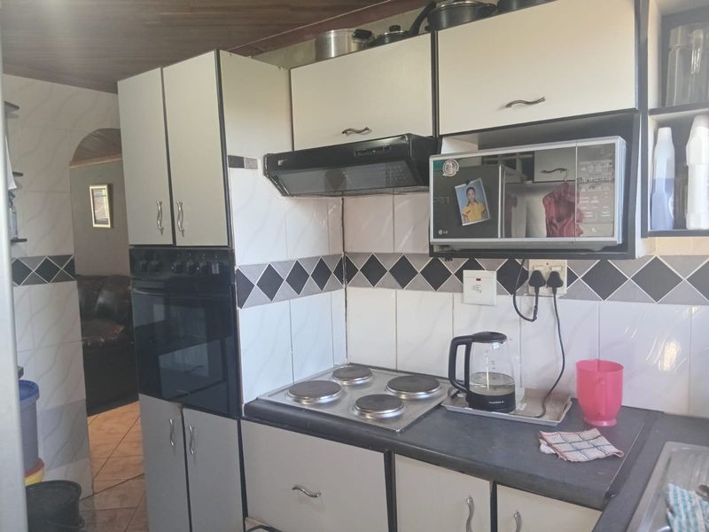 🏡 Charming 2-Bedroom Home in a Convenient Location Kwanobuhle! ✨ - Photo 10