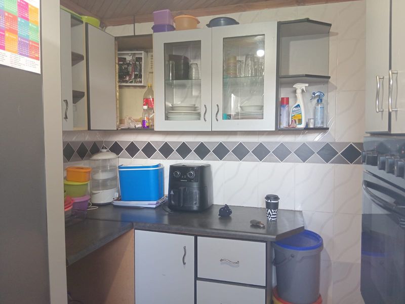 🏡 Charming 2-Bedroom Home in a Convenient Location Kwanobuhle! ✨ - Photo 9