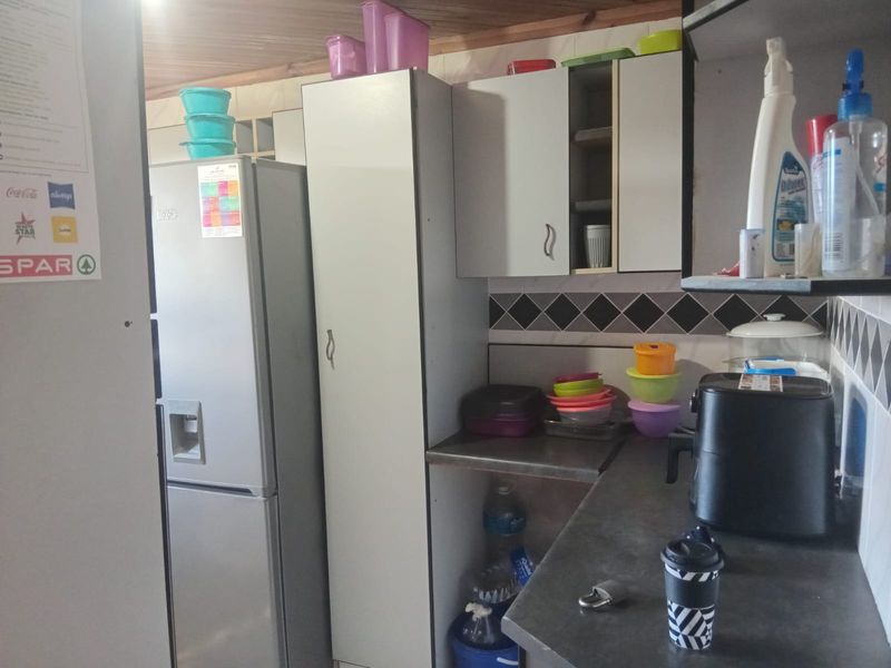 🏡 Charming 2-Bedroom Home in a Convenient Location Kwanobuhle! ✨ - Photo 8