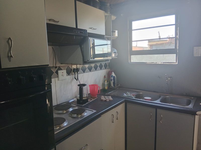🏡 Charming 2-Bedroom Home in a Convenient Location Kwanobuhle! ✨ - Photo 7