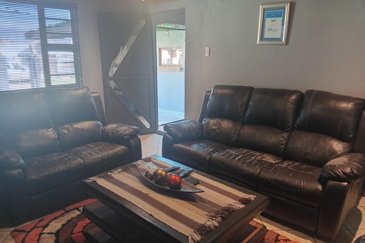 🏡 Charming 2-Bedroom Home in a Convenient Location Kwanobuhle! ✨ - Photo 5