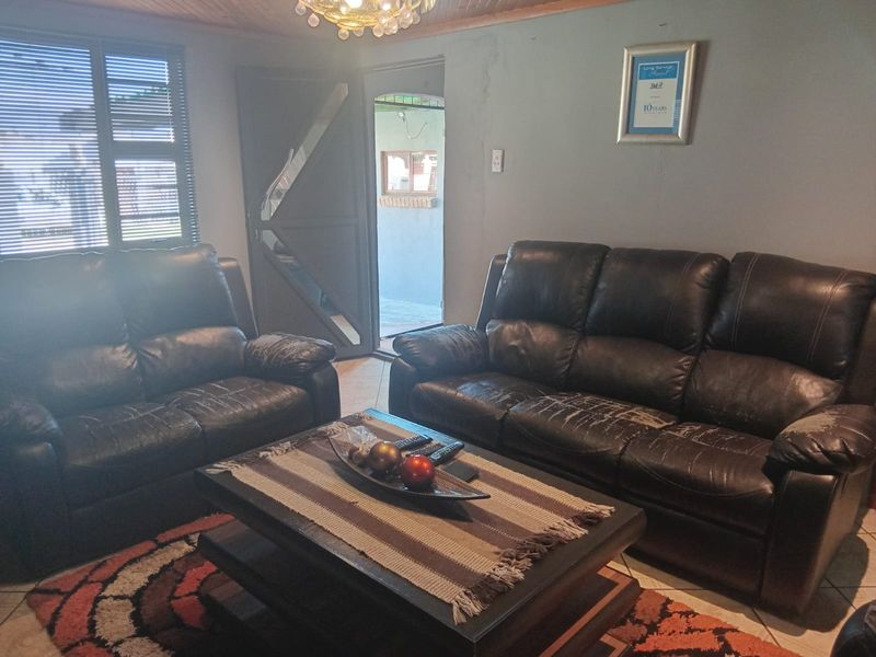 🏡 Charming 2-Bedroom Home in a Convenient Location Kwanobuhle! ✨ - Photo 5