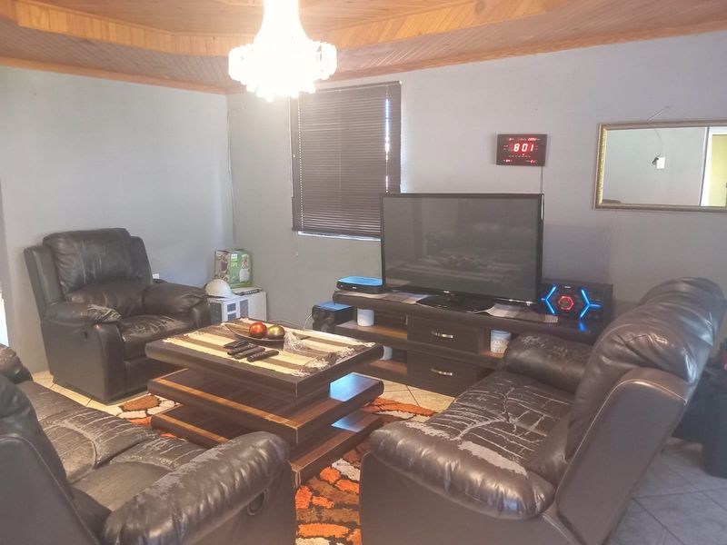 🏡 Charming 2-Bedroom Home in a Convenient Location Kwanobuhle! ✨ - Photo 6