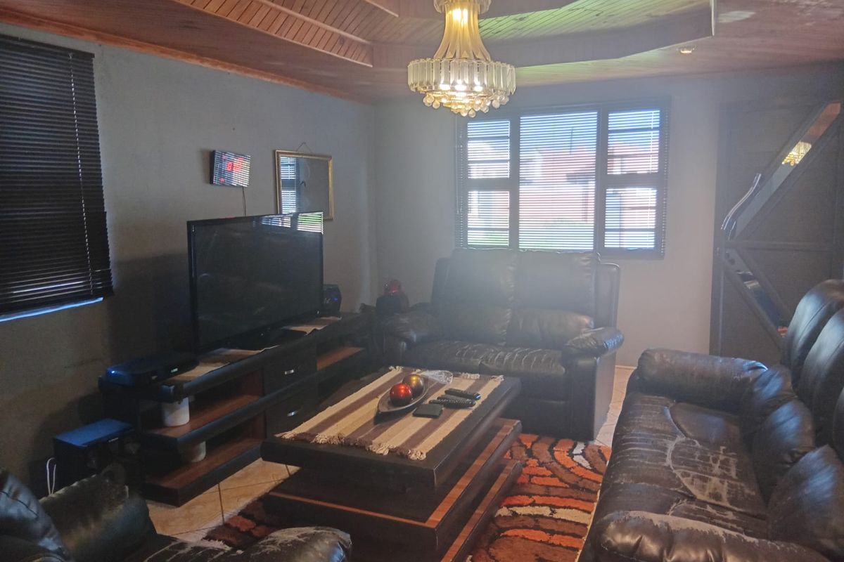 🏡 Charming 2-Bedroom Home in a Convenient Location Kwanobuhle! ✨ - Photo 4