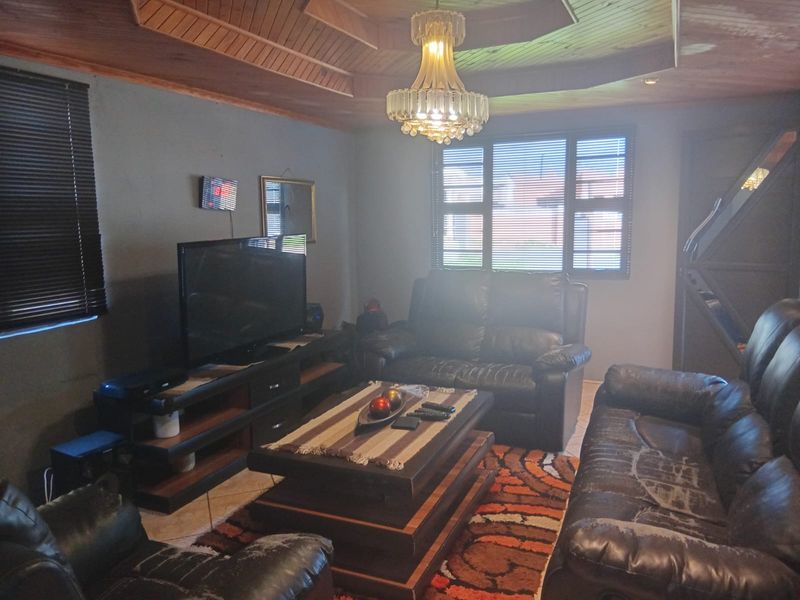 🏡 Charming 2-Bedroom Home in a Convenient Location Kwanobuhle! ✨ - Photo 4