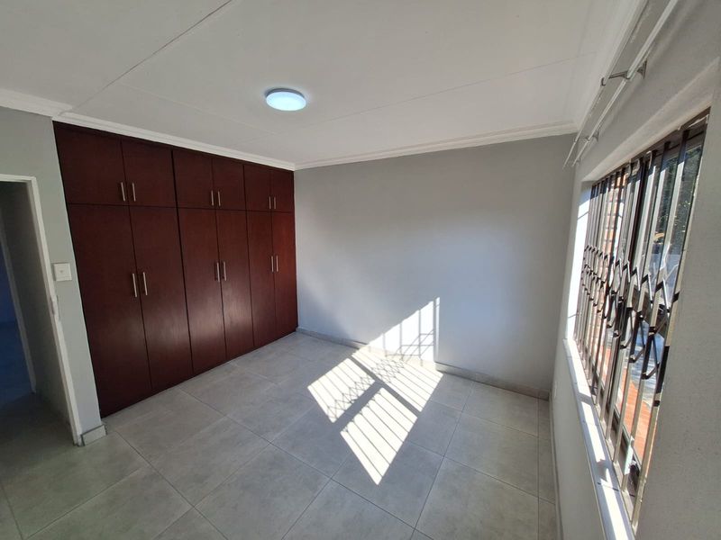 Ideal Location for a professional - Photo 3
