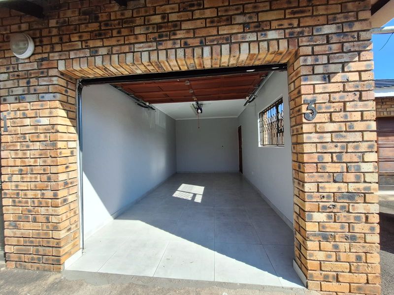 Ideal Location for a professional - Photo 6