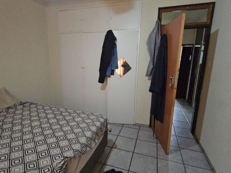 Charming 3-Bedroom Townhouse in a Peaceful Complex - Photo 9