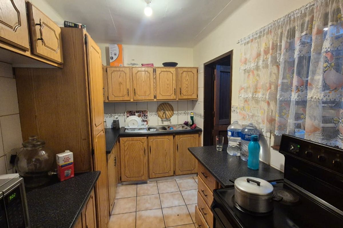 Charming 3-Bedroom Townhouse in a Peaceful Complex - Photo 4