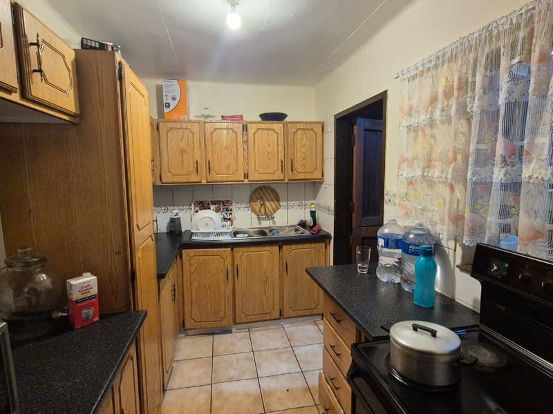 Charming 3-Bedroom Townhouse in a Peaceful Complex - Photo 4