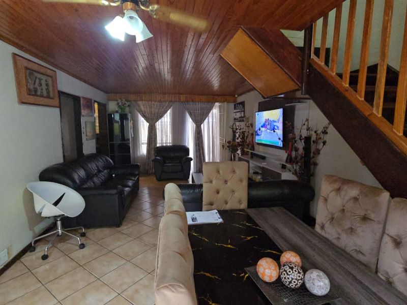 Charming 3-Bedroom Townhouse in a Peaceful Complex - Photo 6