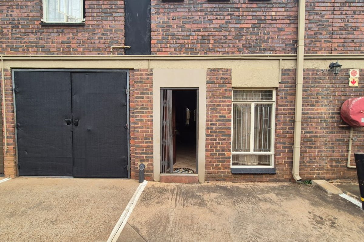 Charming 3-Bedroom Townhouse in a Peaceful Complex - Photo 3