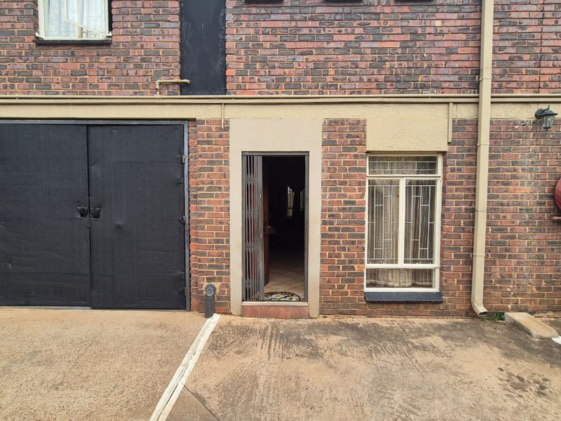 Charming 3-Bedroom Townhouse in a Peaceful Complex - Photo 3