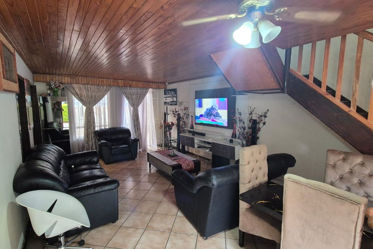 Charming 3-Bedroom Townhouse in a Peaceful Complex - Photo 5