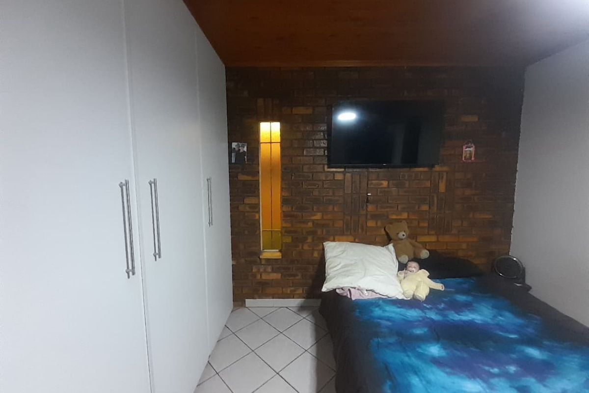 Semi face brick house in sought after Ferryvale for sale - Photo 3
