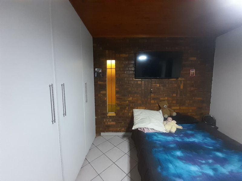 Semi face brick house in sought after Ferryvale for sale - Photo 3