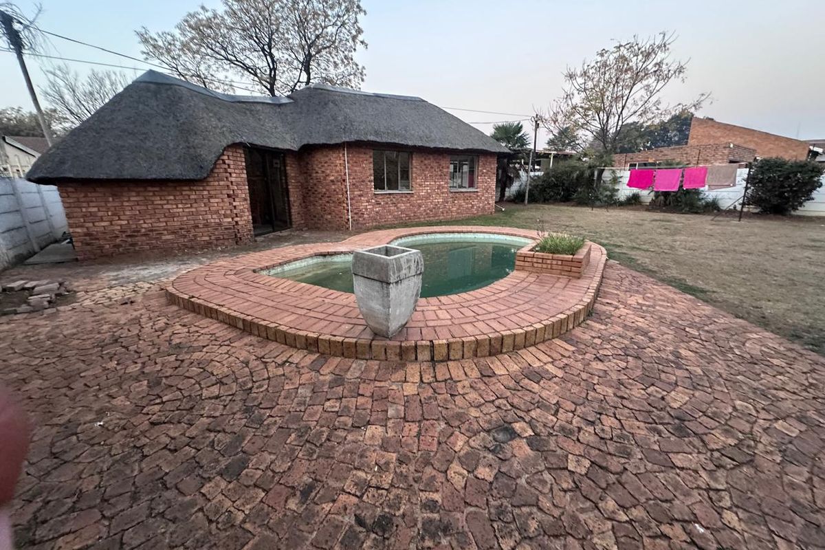 Semi face brick house in sought after Ferryvale for sale - Photo 5