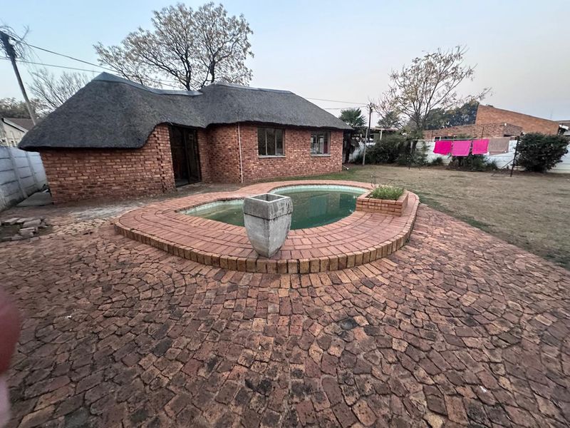 Semi face brick house in sought after Ferryvale for sale - Photo 5