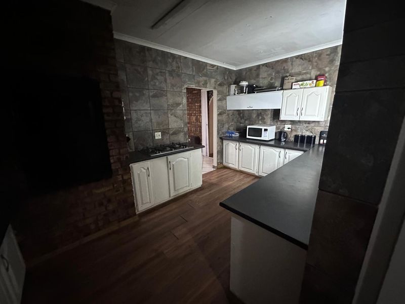 Semi face brick house in sought after Ferryvale for sale - Photo 8