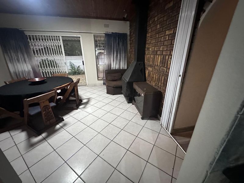 Semi face brick house in sought after Ferryvale for sale - Photo 7