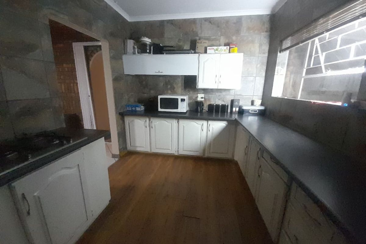Semi face brick house in sought after Ferryvale for sale - Photo 4