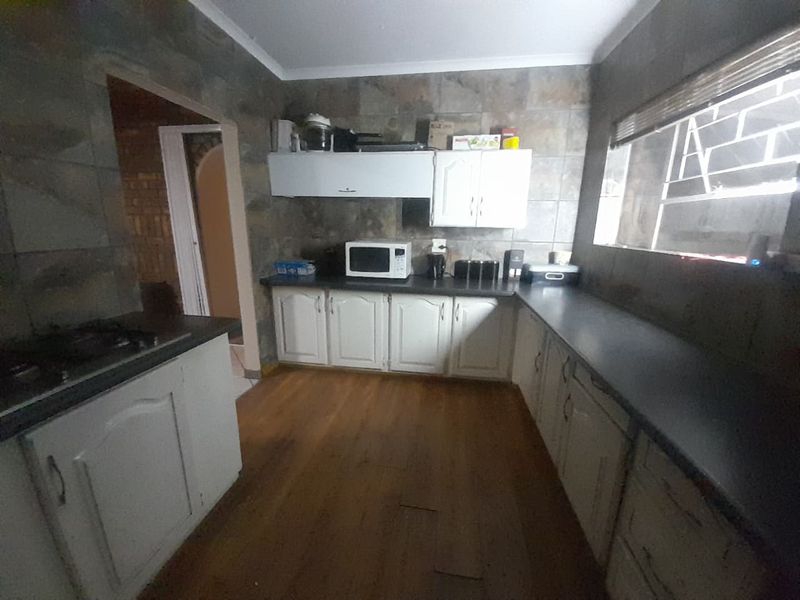 Semi face brick house in sought after Ferryvale for sale - Photo 4