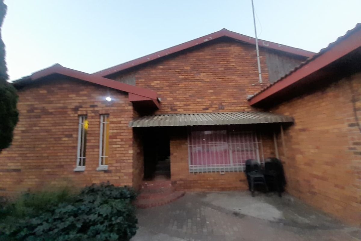 Semi face brick house in sought after Ferryvale for sale - Photo 2