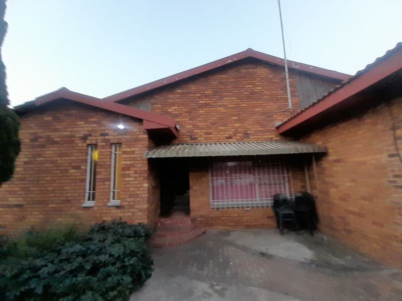Semi face brick house in sought after Ferryvale for sale - Photo 2