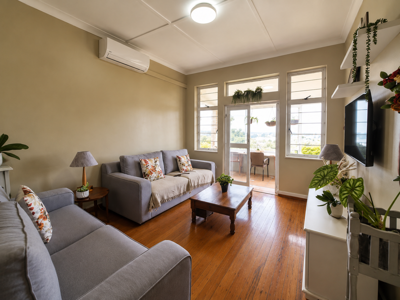 Spacious 4 Bedroom Family Home with Sea Views in Doonside - Photo 4