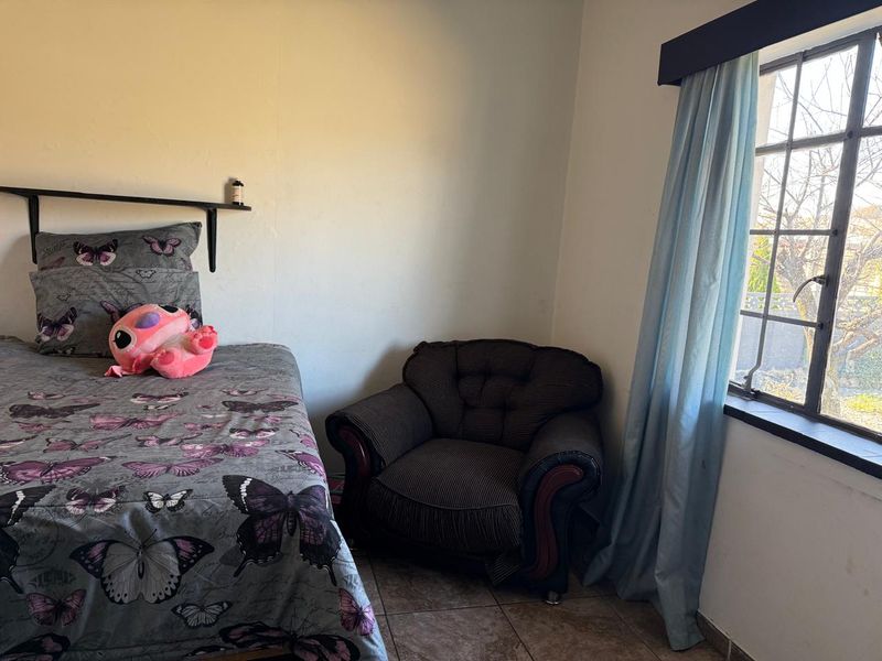 Spacious 3-Bedroom Family Home with Pool, Large Yard & Separate Wendy House - Photo 9