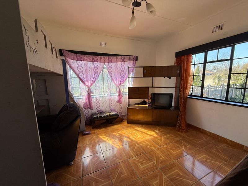 Spacious 3-Bedroom Family Home with Pool, Large Yard & Separate Wendy House - Photo 8