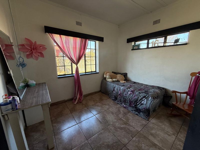 Spacious 3-Bedroom Family Home with Pool, Large Yard & Separate Wendy House - Photo 7