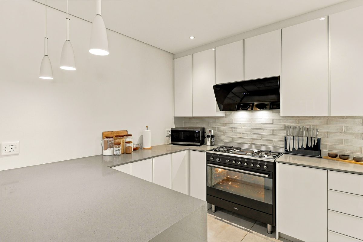 Contemporary Comfort meets Convenience - Photo 4