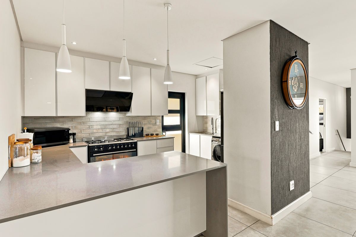 Contemporary Comfort meets Convenience - Photo 3