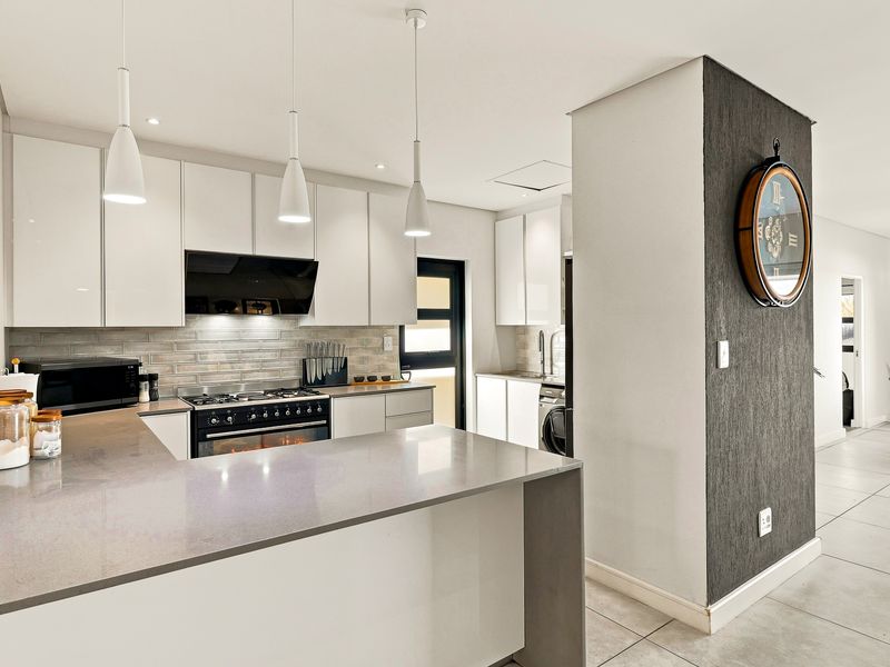Contemporary Comfort meets Convenience - Photo 3