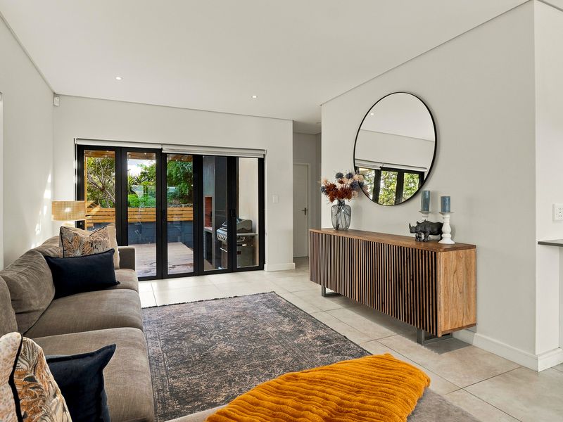 Contemporary Comfort meets Convenience - Photo 1