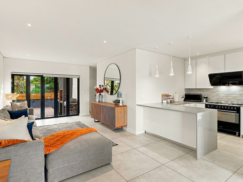 Contemporary Comfort meets Convenience - Photo 2