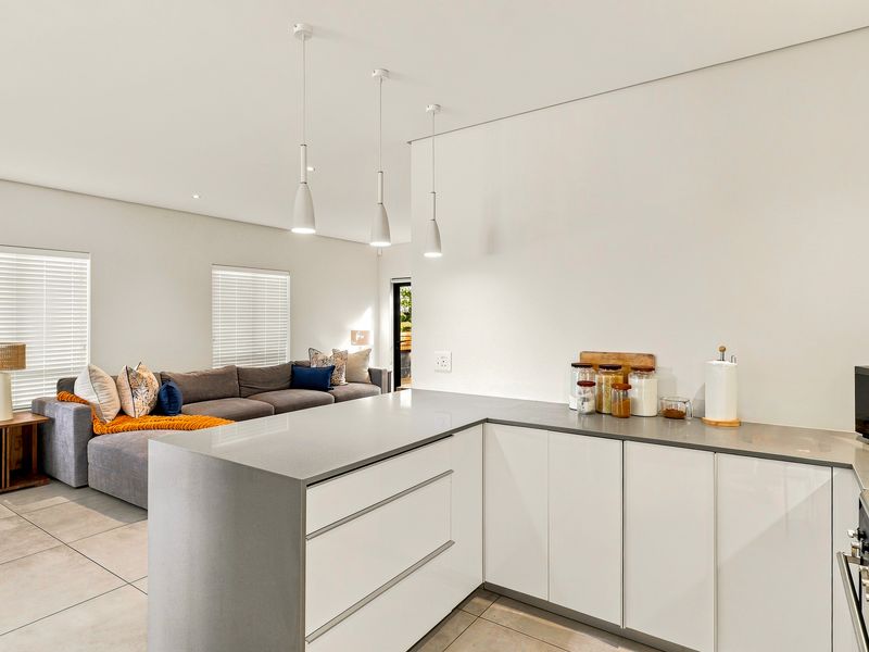 Contemporary Comfort meets Convenience - Photo 7