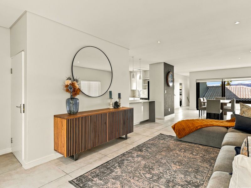 Contemporary Comfort meets Convenience - Photo 9