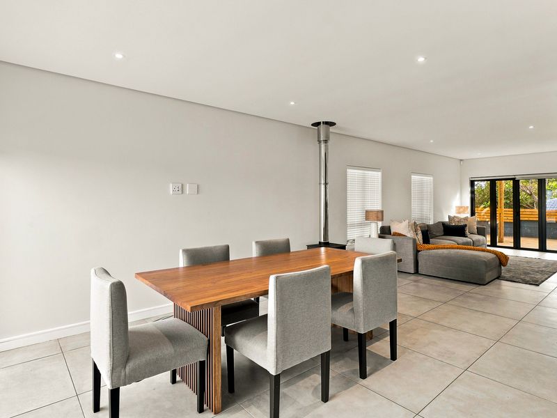 Contemporary Comfort meets Convenience - Photo 6