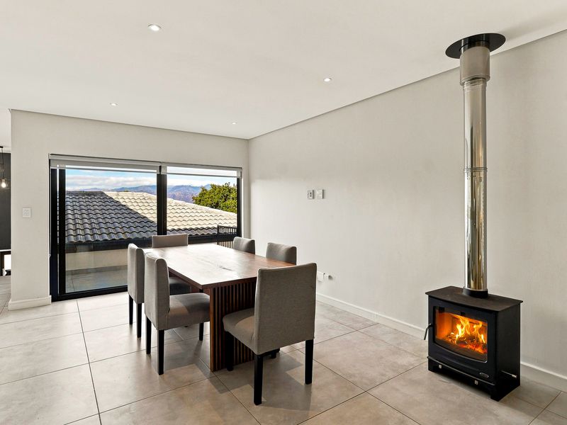 Contemporary Comfort meets Convenience - Photo 8