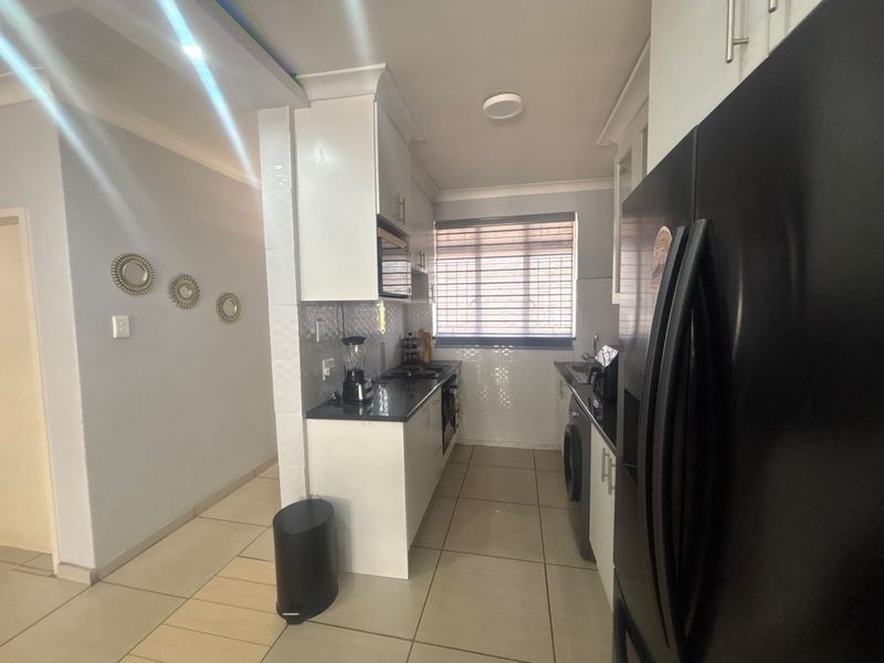 Stunning 2 -bedroom apartment in anderbijlparkCW6, perfect modern living and convenience ! - Photo 3