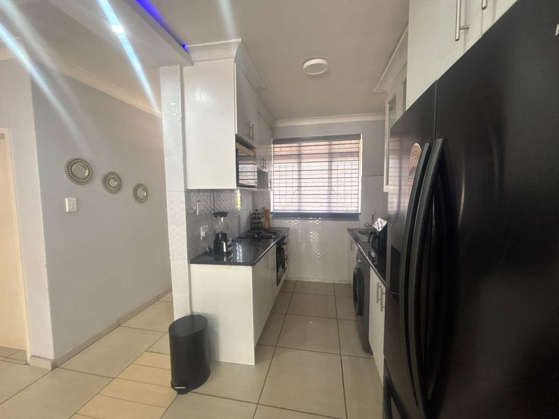 Stunning 2 -bedroom apartment in anderbijlparkCW6, perfect modern living and convenience ! - Photo 2