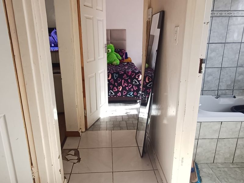 Neat 5-Room Home with a Spacious Erf in Mdantsane NU 17 - Photo 7