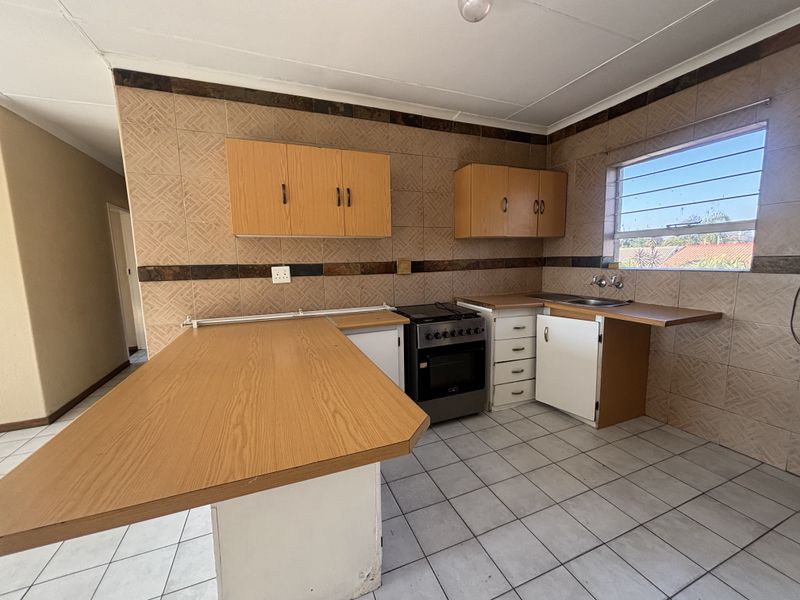 Sectional Title Flat For Sale - Photo 3