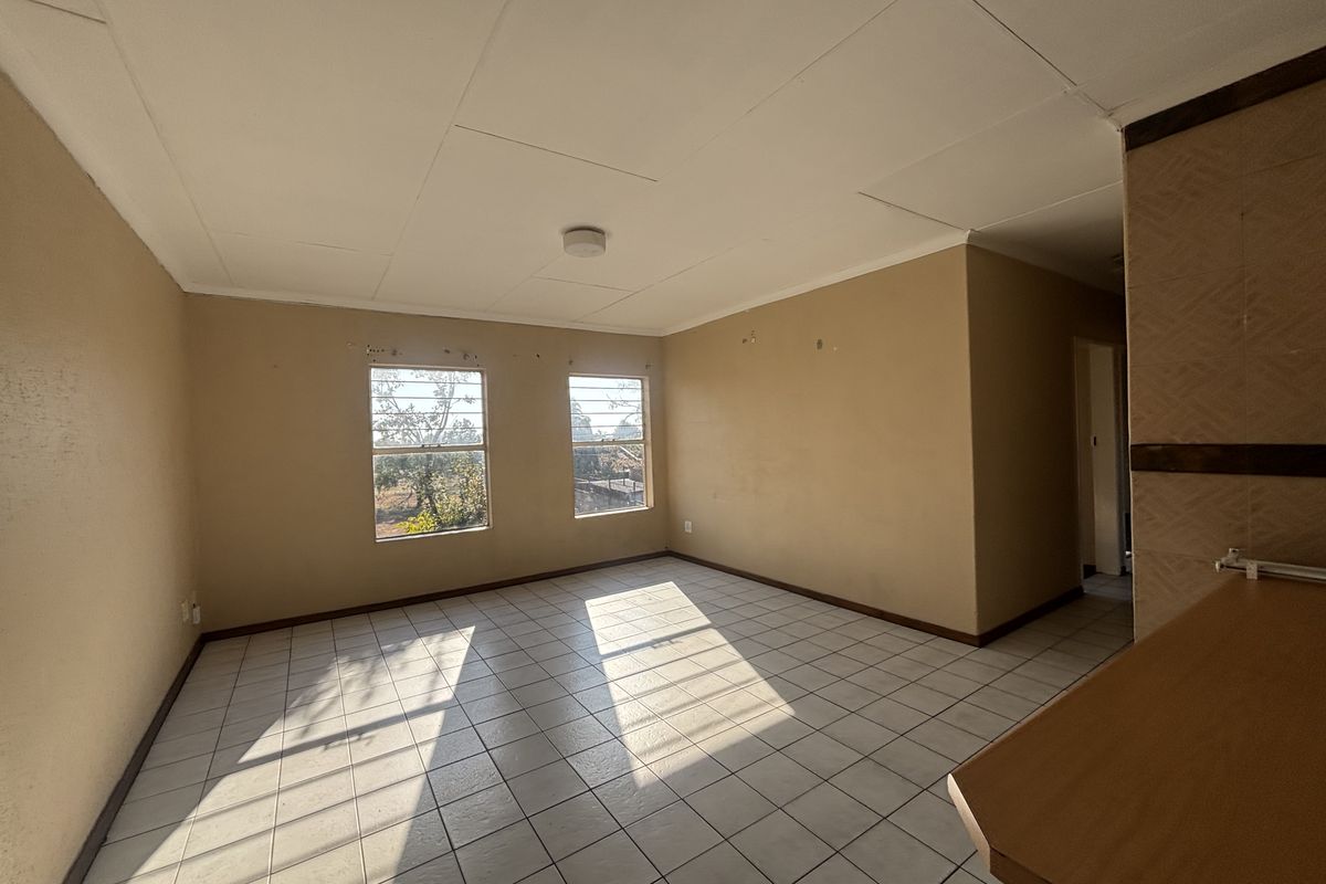 Sectional Title Flat For Sale - Photo 3