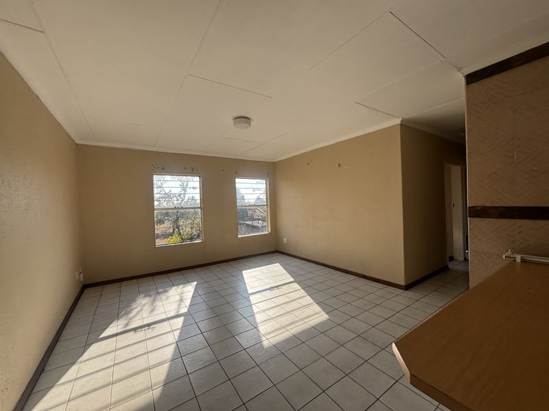 Sectional Title Flat For Sale - Photo 2