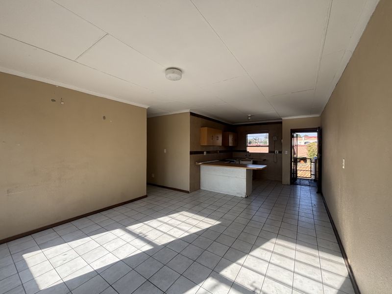 Sectional Title Flat For Sale - Photo 4