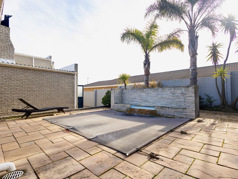 The Home where family living meets luxury entertaining. - Photo 8
